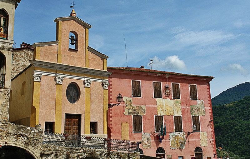 Het mooie centrum van de stad met een kerk in Apricale