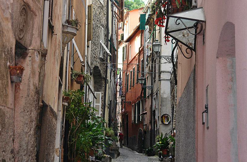 Een romantische straat in Badalucco, LiguriÃ«