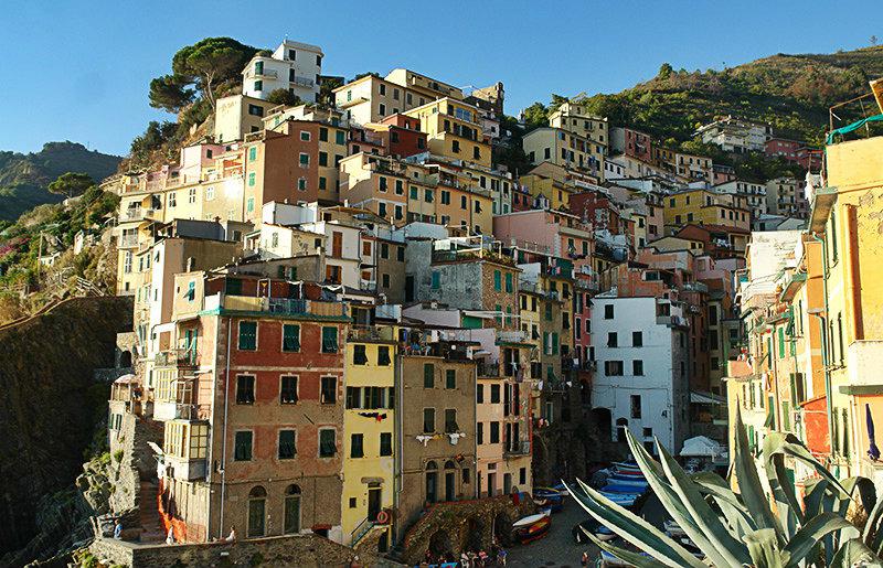 Kleurrijke huizen van Riomaggiore in Cinque Terre