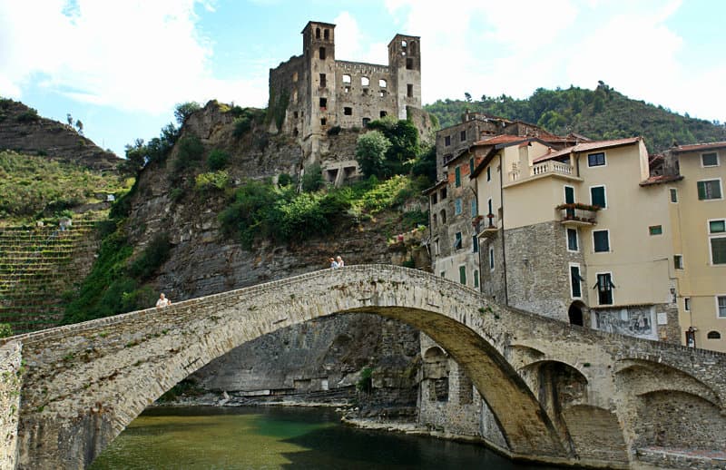 De Nervia brug is een toeristische attractie in Dolceacqua