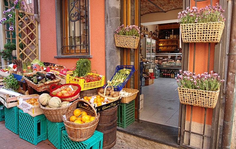 Een markt met verse groenten en fruit in Lerici