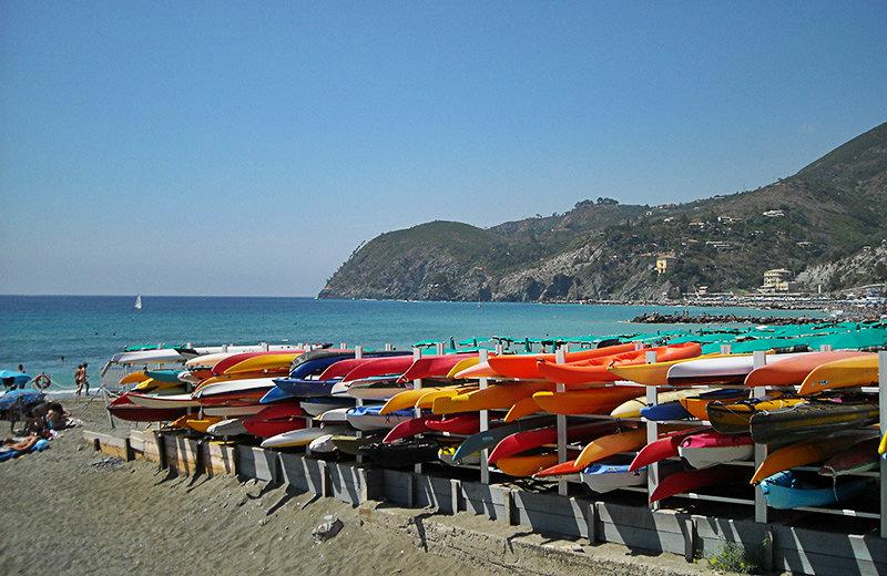 Weergave van kleurrijke kano's en de zee in Lerici