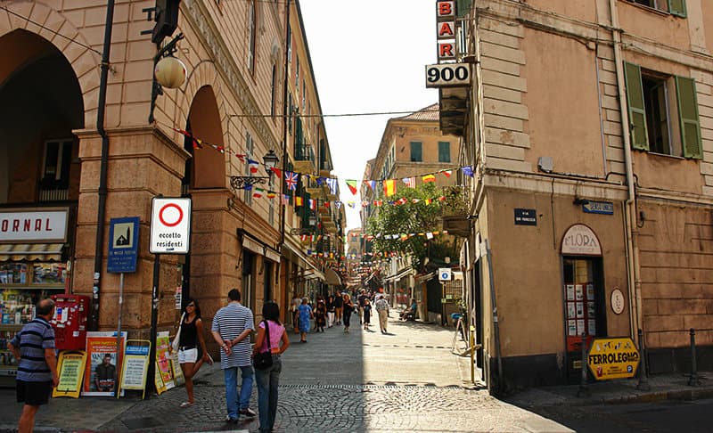 Een straat in Sanremo vol met cafes, restaurants en bars