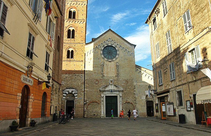 Een kerk in Albenga, Liguria
