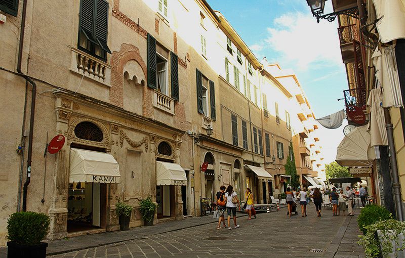 Een romantische straat van Albenga