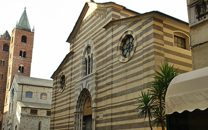 Een prachtige kerk in Albenga, Liguria