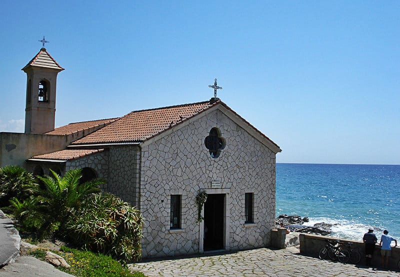 Een kleine kerk in Bordighera direct aan zee