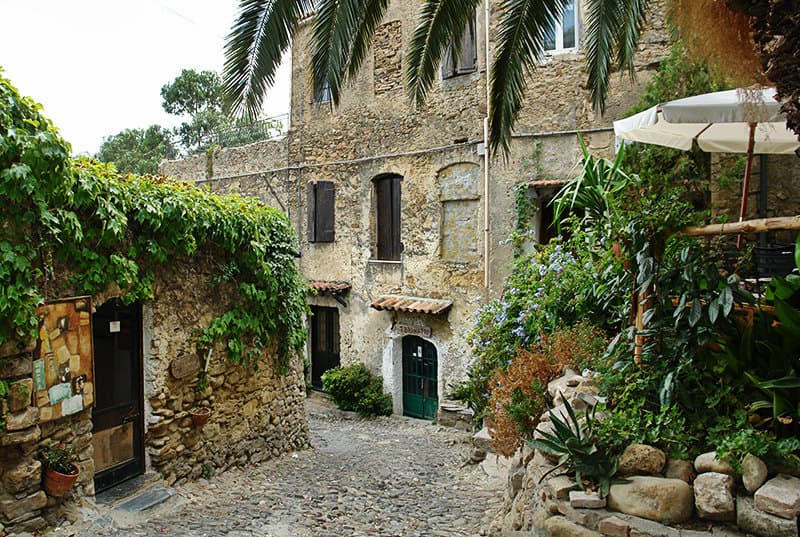 Een middeleeuwse straat met gebouwen in Bussana Vecchia