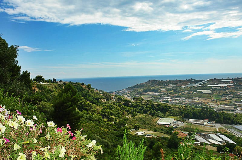 Een prachtig panoramisch uitzicht over Bussana Vecchia