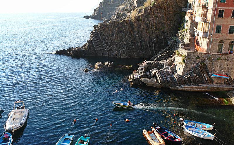 Een mooie haven van Riomaggiore in Cinque Terre