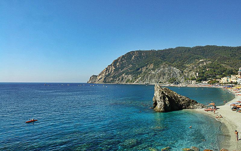 Het beroemde strand van Monterosso al Mare in Cinque Terre