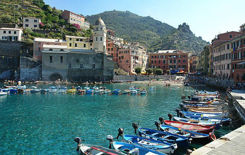 Een prachtig uitzicht over Vernazza en de haven in Cinque Terre