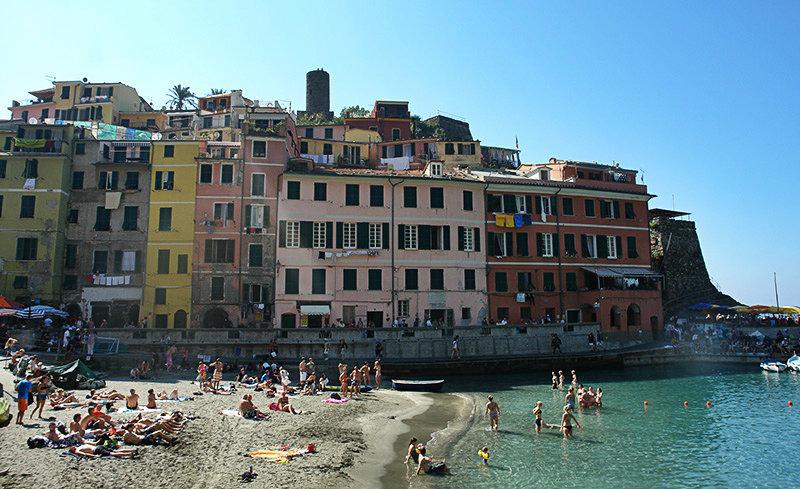 Kleurrijke huizen direct aan zee in Vernazza, Cinque Terre