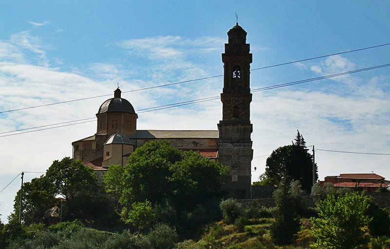 Een prachtig uitzicht over de oude stad van Diano Arentino