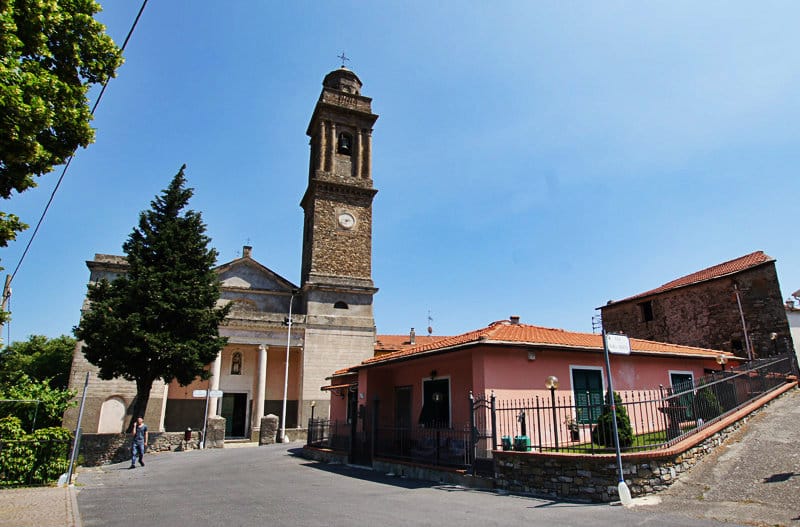 Een mooie centrum van de stad met een kerk van Diano Arentino in LiguriÃ«