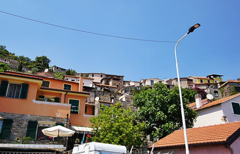Een prachtig uitzicht over de huizen in Diano Arentino