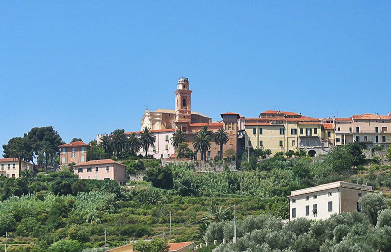 Een prachtig uitzicht over de oude stad van Diano Castello