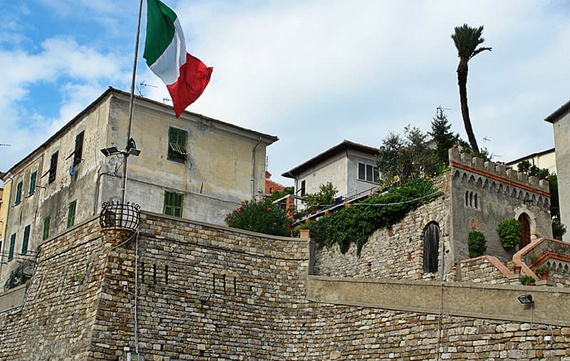 Italiaanse vlag in Diano Castello