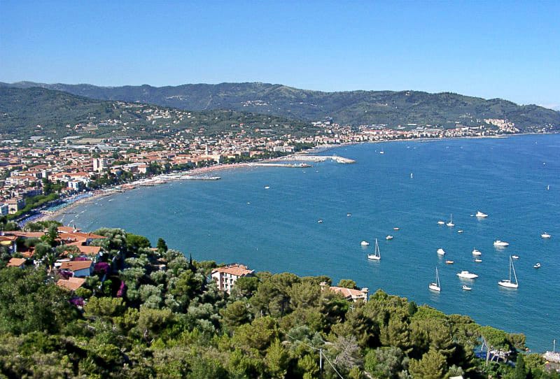 Een zicht op de prachtige kustplaats Diano Marina