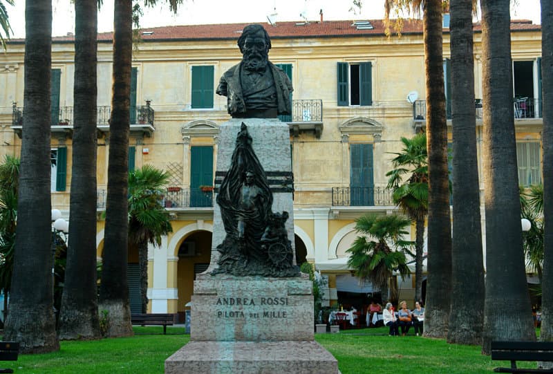 Een sculptuur op een plein in Diano Marina