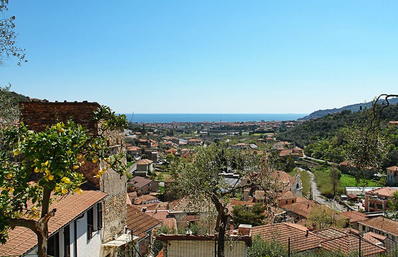 Een mening van een mooi dorp van Diano San Pietro