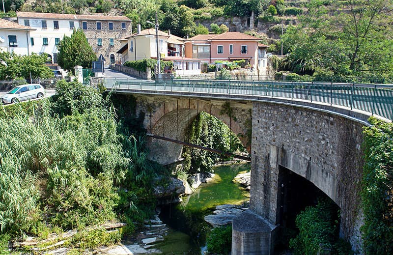 De brug van Dolcedo is een van de toeristische attracties