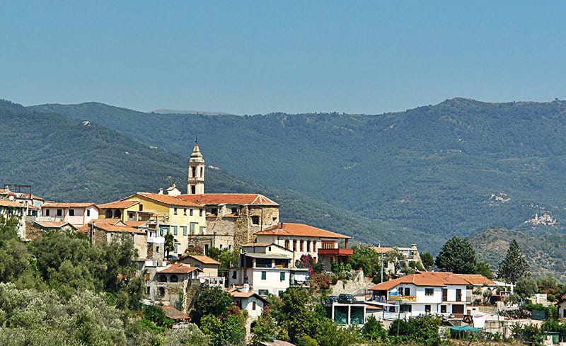 Het panoramische uitzicht van Dolcedo in LiguriÃ«