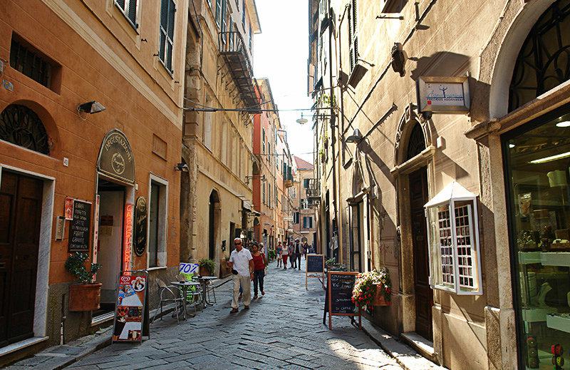 Een romantische straat in Finale Ligure