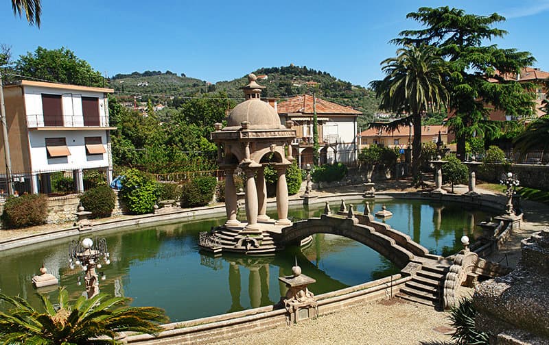 Een tuin met een fontein van Villa Grock, De clown museum in Imperia