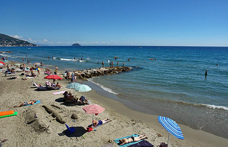 Een prachtig uitzicht op een strand in Laigueglia