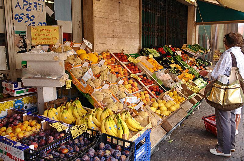 Een markt met verse groenten en fruit in Pietra Ligure