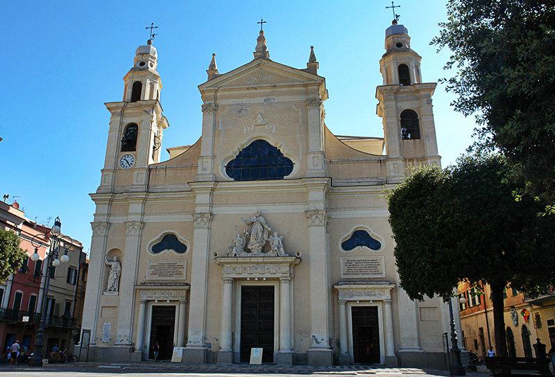 Een oude kerk in Pietra Ligure