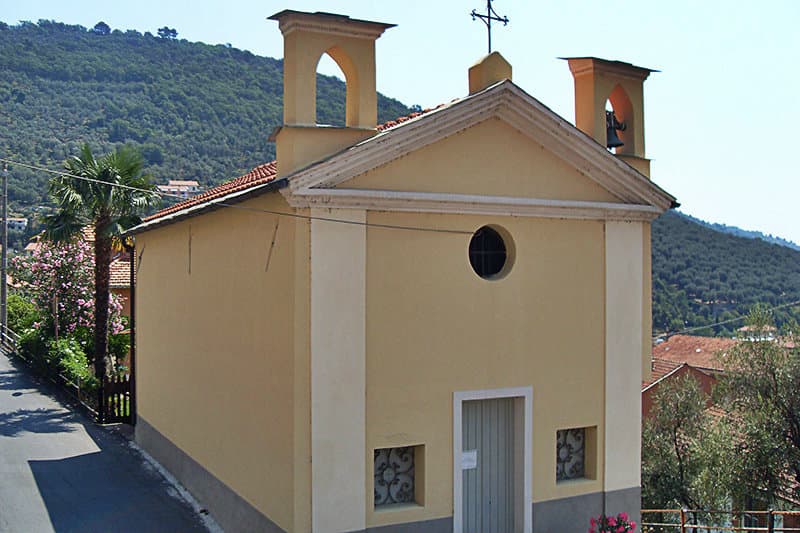 Een kerk in Pontedassio