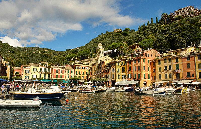 Een prachtig uitzicht op de huizen en de zee in Portofino