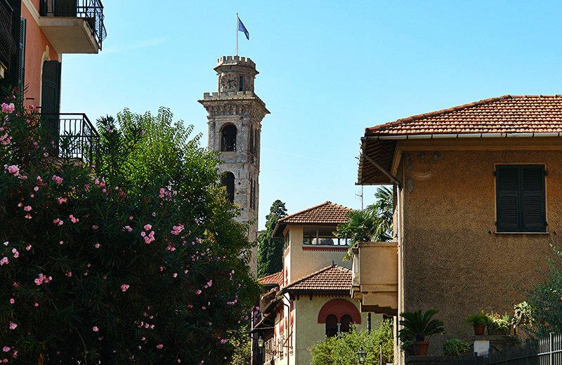 Een weergave van de huizen, een kerk en bloemen in Rapallo