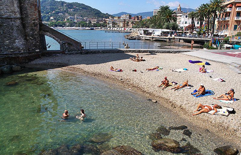 Strand naast Castello di Rapallo