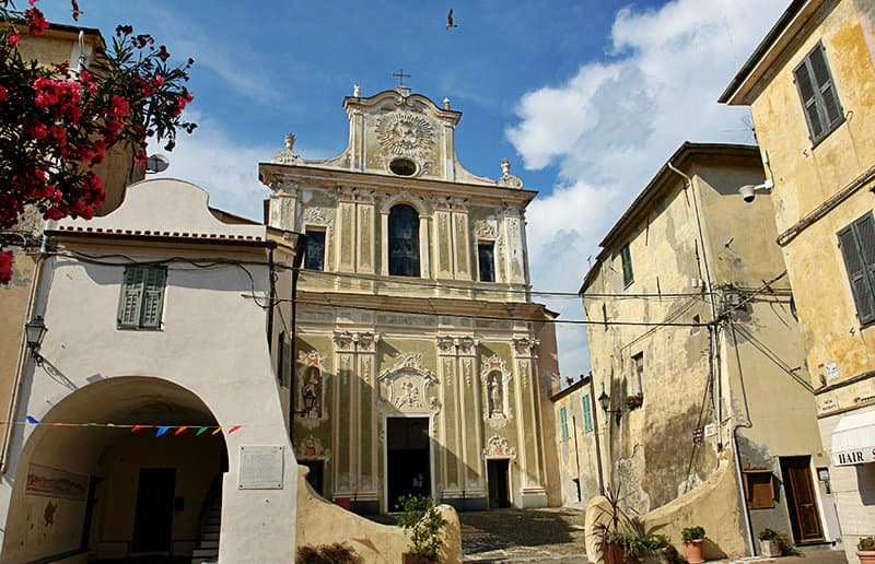 Een kerk in Riva Ligure
