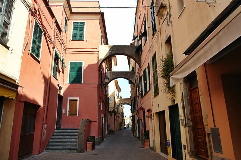 Een romantische straat van Riva Ligure