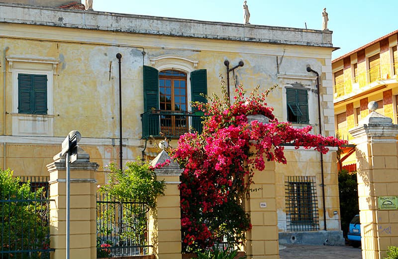 Bloemen naast een huis in San Bartolomeo al Mare