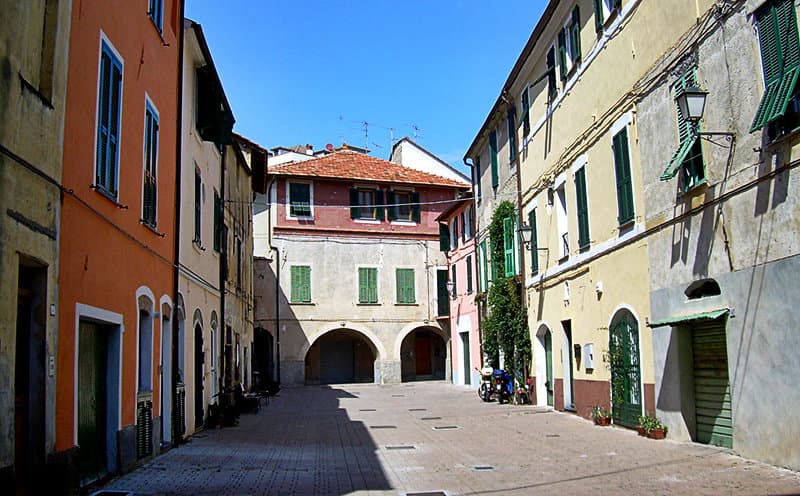 Een oude plein in San Bartolomeo al Mare