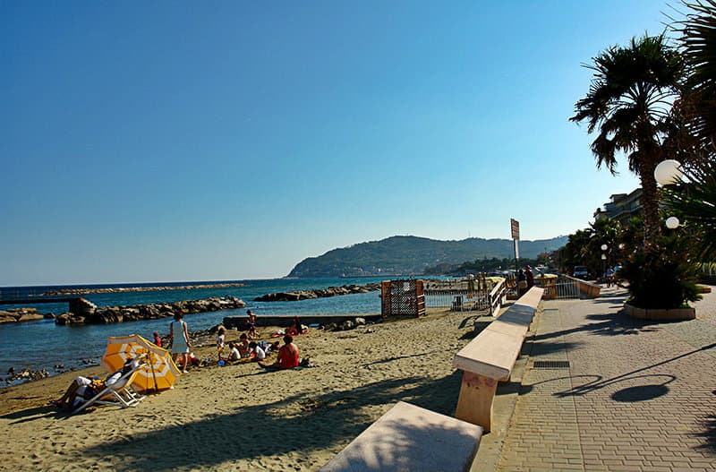 Strand van San Bartolomeo al Mare in Liguria