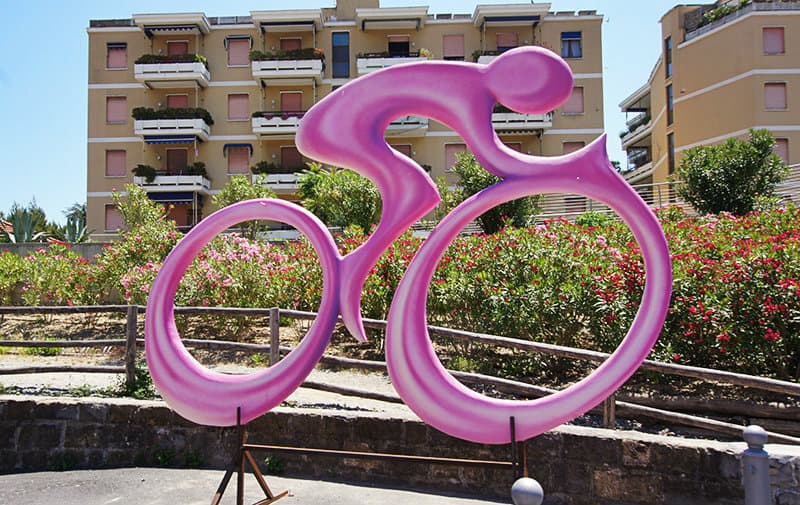 Het symbool van de Giro d'Italia, een roze fietser, in San Lorenzo al Mare