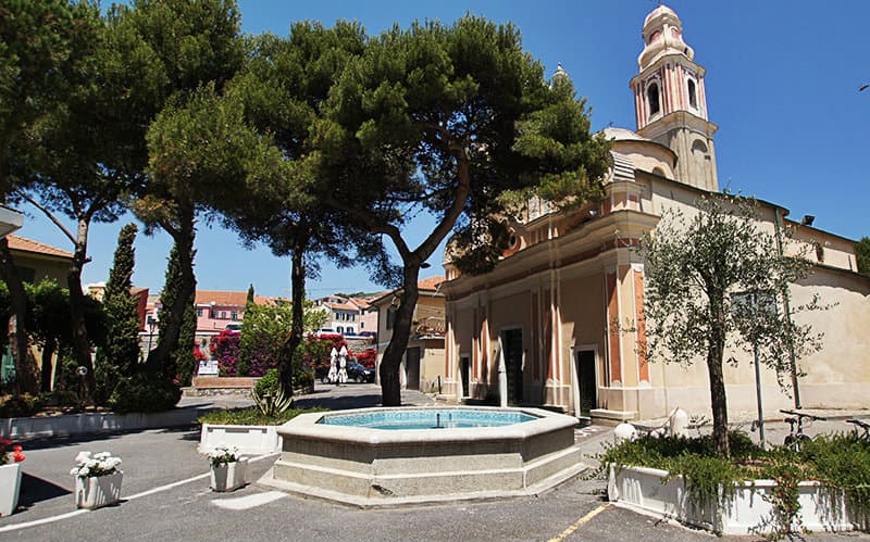 Een mooie fontein naast een kerk in San Lorenzo al Mare