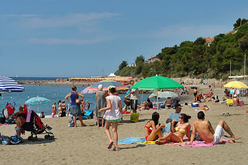 Mensen genieten van de zon op een strand van San Lorenzo al Mare