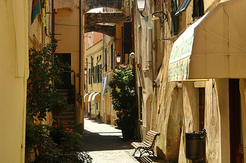 Een romantische straat van Santo Stefano al Mare