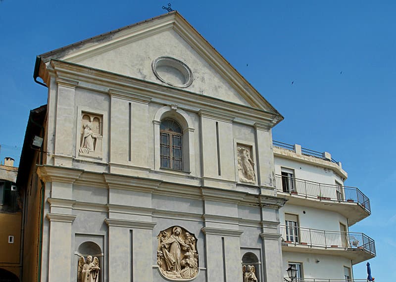 Een kerk in Santo Stefano al Mare