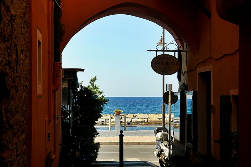 Gezicht op een straat in Santo Stefano al Mare