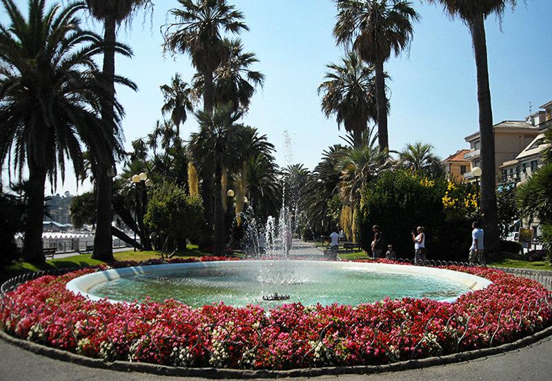 Een mooie fontein met bloemen in Varazze