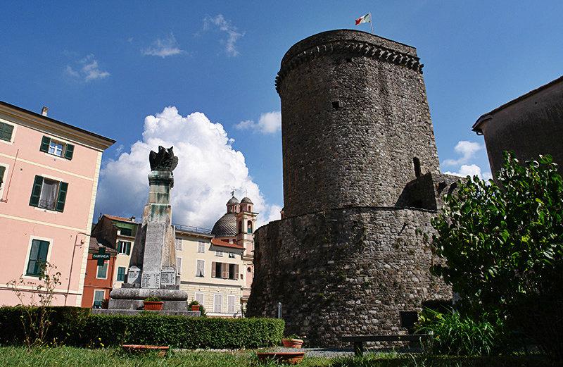 Uitzicht vanaf Castello di Varese Ligure en het centrum van de stad
