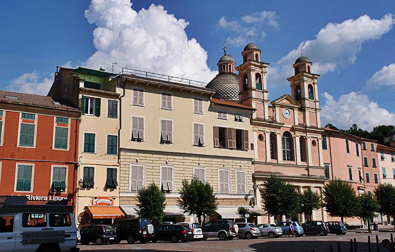 De prachtige oude stad van Varese Ligure